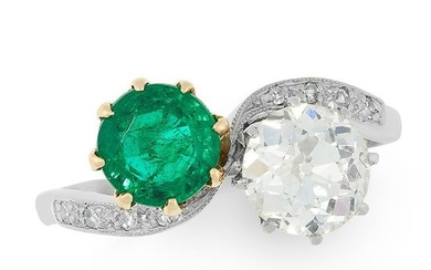 AN EMERALD AND DIAMOND TOI ET MOI RING, EARLY 20TH
