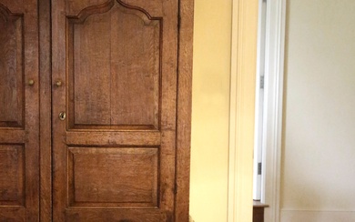 ARMOIRE À LIVRÉE EN CHÊNE DE GEORGE III c.1760-70 avec une paire de portes à...