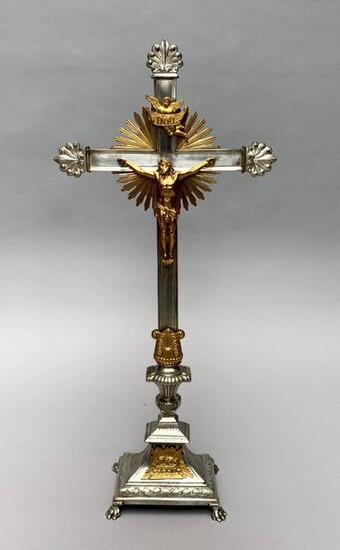 AUTEL CROSS in chased, gilt and silvered bronze in neoclassical style. The base with Apolcalypse lamb decoration, the cross with gadroons and palmette decoration. 19th century period. 71.5 x 33 cm.