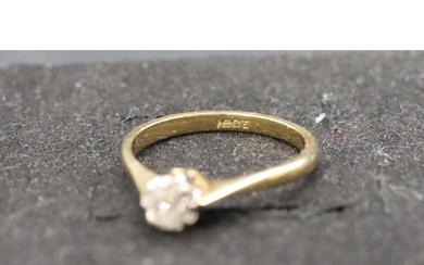 An 18ct gold ladies' small solitaire diamond ring, approx. 0...