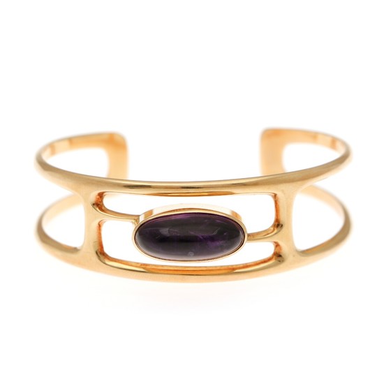 An ametyst bangle set with an ametyst cabochon, mounted in 14k gold. 46×57 mm. Weight app. 29 g.