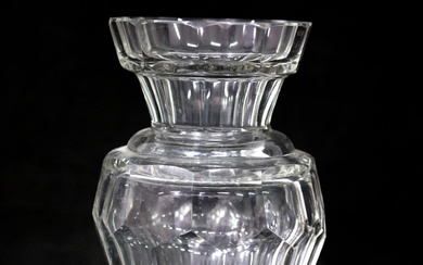 BACCARAT ( attribué à ), Vase "Médicis" en cristal taillé, (légère égrenure bord), ref :...