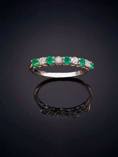 BELLA RING OF BRIGHTNESS AND EMERALD on a frame of 18K white gold. Price: 365,00 Euros. (60.731 Ptas.)