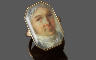 Bague "Portrait". Angleterre, Fin du XVIIIe siècle. En or jaune 18k le châton rectangulaire à...