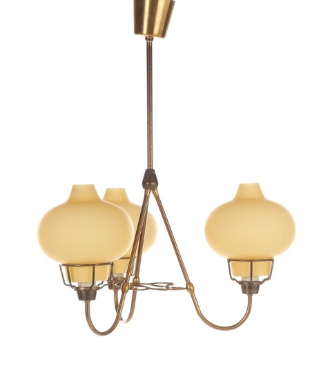 Bent Karlby: A brass chandelier with three branches, yellow glass shades. Model K770. Manufactured by Lyfa. H. 70. Diam. 45 cm.