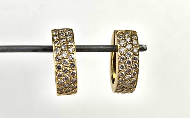 Boucles d'oreille en or jaune 18K (750°/°°) pavées de diamants ronds taille brillant. Hauteur :...