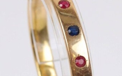 Bracelet gold band (750) set with 4 rubies, about 0.3 carat each and 3 sapphires. D: 6 cm, Weight: 25.1 gr.