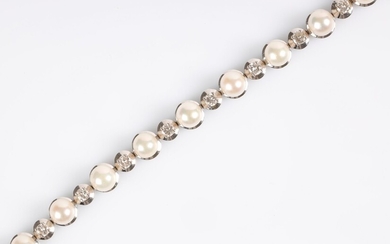 Bracelet ligne en or gris serti de 13 perles de culture alternées de 13 diamants...