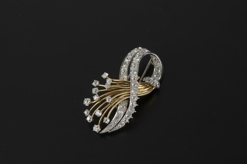 Platinum brooch-clip lapel pin 850 thousandths in the shape of an openwork sheaf paved with thirty-eight old-cut diamonds, the thirteen strands in 18k yellow gold each scratched with an old-cut diamond.