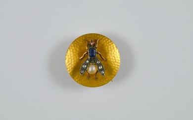 Broche ronde en or jaune ciselé, ornée d'une abeille, sertie d'une pierre de couleur, de...