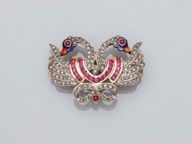 Brooch drawing two swans in 750MM yellow gold and 925 MM silver, covered with rose-cut diamonds and rubies, 45 x 30 mm, weight: 10.7gr. rough.
