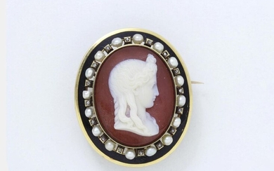 Brooch in 750 thousandths gold, adorned with a two-layer agate cameo depicting the straight profile of a young girl in an entourage enhanced with small fine pearls and diamond roses on a black enamelled background. Silver system 800 thousandths, gold...