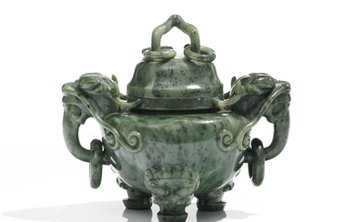 Brûle-parfum en jade épinard, Chine, tripode, anses formées de tête de dragon retenant un anneau libre, h. 15,5 cm