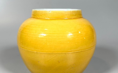 CHINE Jarre en porcelaine monogramme jaune. Marque... - Lot 66 - Osenat