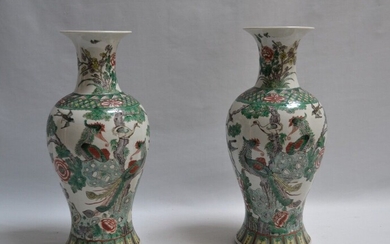 CHINE Paire de vases en porcelaine à décor polychrome d'animaux fantastiques dans des paysages arborés...