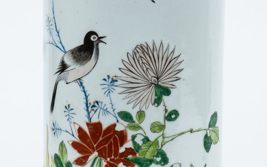 CHINE : Vase rouleau en porcelaine blanche à décor émaillé polychrome de fleurs et oiseaux...