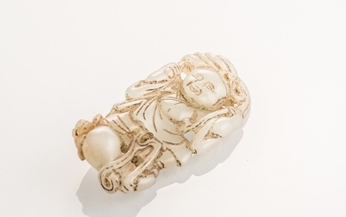 CHINE, XVIIIedébut XIXe siècle Pendentif en jade blanc représentant Liuhai tenant des sapèques, le crapaud...