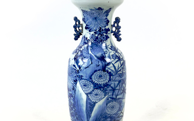 CHINESE HAND PAINTED PORCELAIN VASE.