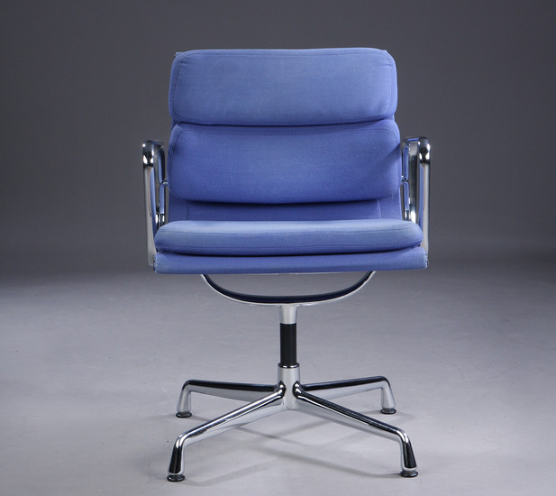 Charles Eames. Armstol, model EA-207, blåt stof