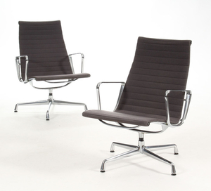 Charles & Ray Eames. A pair of armchairs, model Aluminium Group EA 116 (2)