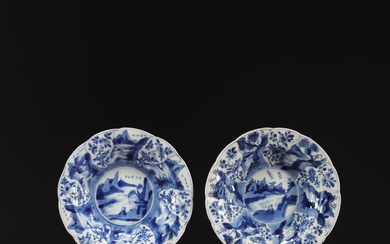 Chine - Paire d'assiettes en porcelaine blanc bleu à décor floral, d'époque Kangxi. Poids: 360...