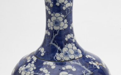 Chinese Qing blue & white shangping vase