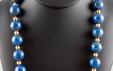 Collier en perles de lapis-lazuli alternées d'éléments en or 18K 750°/°° ainsi que son fermoir....