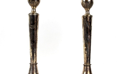 Coppia di candelieri in argento, fusto liscio con decori incisi a festoni, altezza cm 24,5, gr. 465, Francia, inizi XIX secolo, (piccole ammaccature)