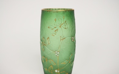 DAUM. Vase en verre givré vert à décor émaillé blanc et doré de guis Signé...