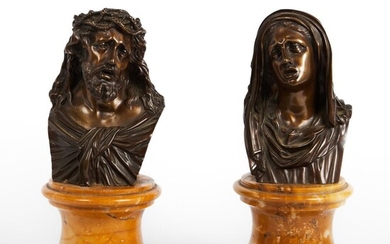 Deux bustes en bronze figurant la Vierge et le Christ. Socle rond en marbre jaune...