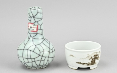 Deux pièces en porcelaine chinoise. 1x vase céladon à glaçure verte + marque inférieure à...
