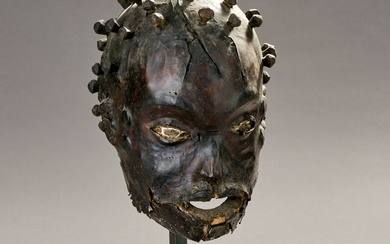 EKOI, Nigeria. Masque en bois recouvert de peau d'antilope à l'effigie d'une tête humaine. Le...
