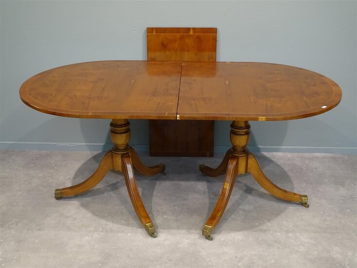 (-), Engelse gefineerde twin pedestal dining table met...