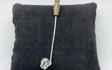 Épingle de cravate en or gris 18K (750/oo) ornée d'un diamant taille brillant calibrant 0,40...