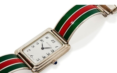 Gucci, n° 1024, vers 1970. Une très belle montre rectangulaire en argent, lunette à godrons,...