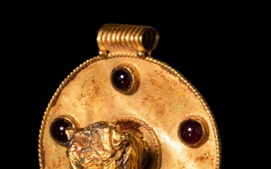HELLENISTIC GOLD PENDANT WITH CENTRAL BULL PROTOME