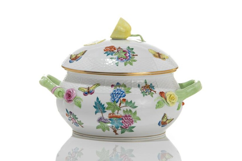 HEREND QUEEN VICTORIA PATTERN SOUP TUREEN WITH LID