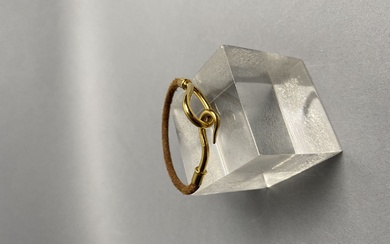 HERMES, Paris. Bracelet en métal doré et cuir marron, modèle "Jumbo". Longueur: 18 cm.