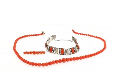Hugo Grün, a.o: A coral jewellery set comprising a bracelet set with numerous coral cabochons mounted in silver, a coral necklace and a brooch. (3)