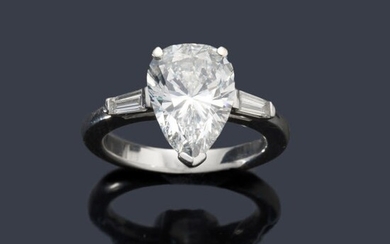 Importante anillo con diamante talla perilla de aprox. 3,31 ct con dos diamantes talla trapecio, uno a cada lado.