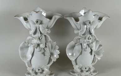 Importante paire de vases en porcelaine blanche à décor de feuillages. H. 39 cm. (éclats...