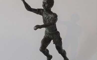 J. Keulers (1924-2019), bronze sculpture on marble base, Runner, with monogram, dated '88, h. 26 cm.