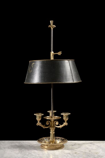 LAMPE BOUILLOTTE D'ÉPOQUE NÉOCLASSIQUE En bronze ciselé et doré, à trois bras de lumière, la...