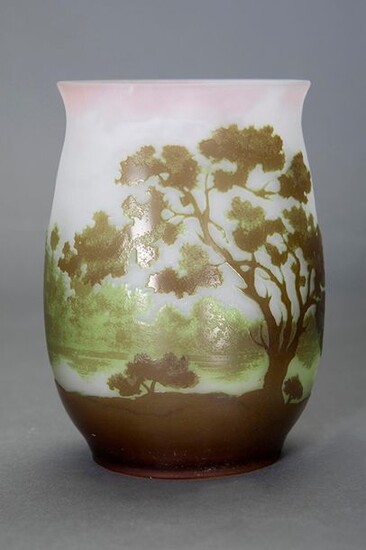 Little vase signed Gallé in cameo-cut glass with tree landscape. Height: 12 cm. Exit: 250uros. (41.597 Ptas.)