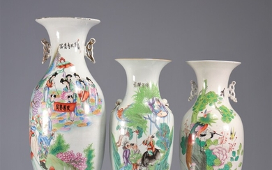 Lot de 3 vases en porcelaine famille rose XXème Poids: 8.00 kg Région: Chine Dimensions:...