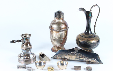Lotto composto da diversi oggetti in argento tra cui uno shaker, un versatoio e un portagrissini (g lordi 1700) (h.…