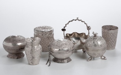 Lotto di oggetti in argento e metallo argentato. Varie manifatture del XX secolo saggio