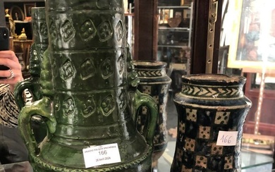 Maroc : grand vase balustre ansé en faïence verte à décor estampé de motifs végétaux...