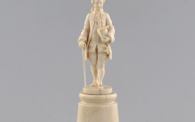 Miniature sculptee sur ivoire "Gentleman avec un bicorne et une canne" sur un piedestal cylindrique....