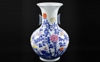 Mooie antieke Chinese (buik)vaas in gemerkt porselein met een floraal decor met...